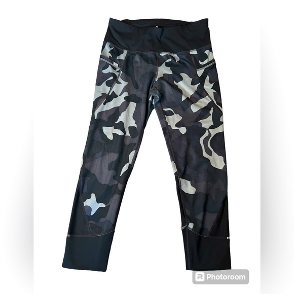 Athleta Pants - Athleta women’s Capri length legging size small